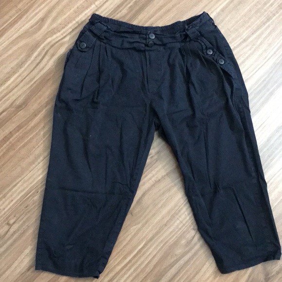 There are 4 Items ,short pants and thermal top for winter - Picture 3 of 7